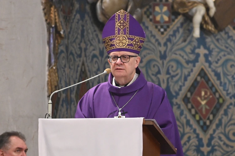 Liturgia stacyjna w Opolu. Msza św. z obrzędem posypania głów popiołem