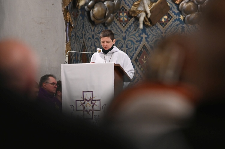 Liturgia stacyjna w Opolu. Msza św. z obrzędem posypania głów popiołem