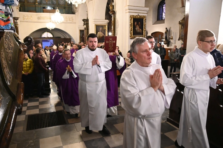 Liturgia stacyjna w Opolu. Msza św. z obrzędem posypania głów popiołem