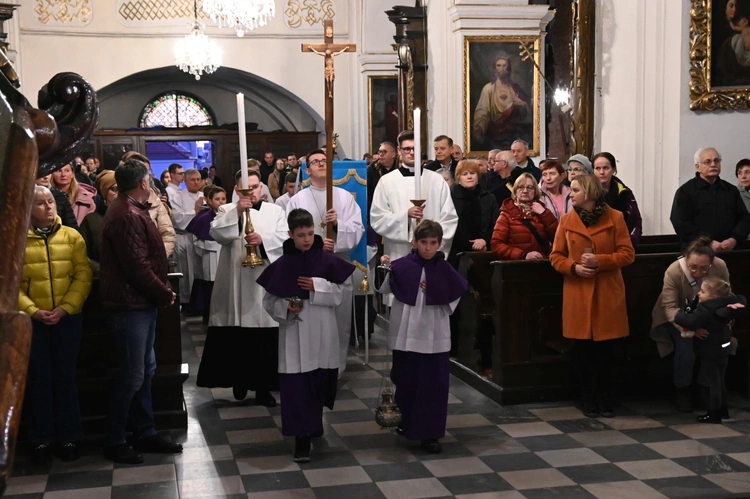Liturgia stacyjna w Opolu. Msza św. z obrzędem posypania głów popiołem