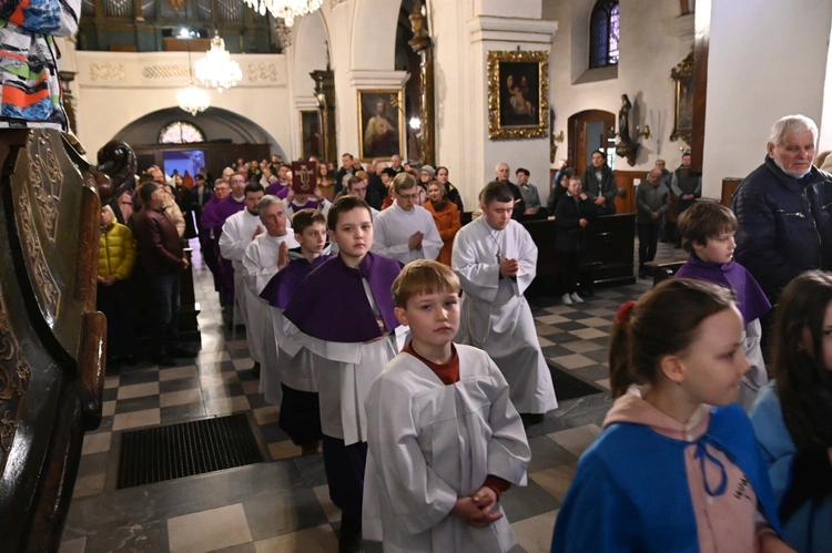 Liturgia stacyjna w Opolu. Msza św. z obrzędem posypania głów popiołem