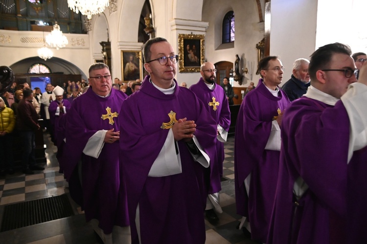 Liturgia stacyjna w Opolu. Msza św. z obrzędem posypania głów popiołem