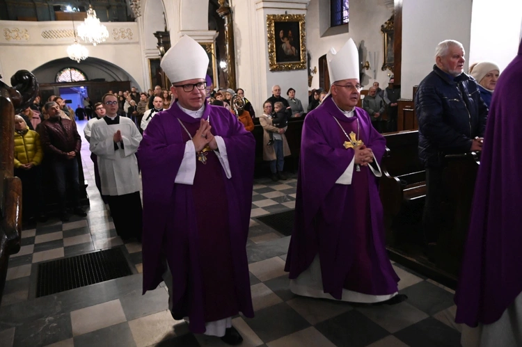 Liturgia stacyjna w Opolu. Msza św. z obrzędem posypania głów popiołem