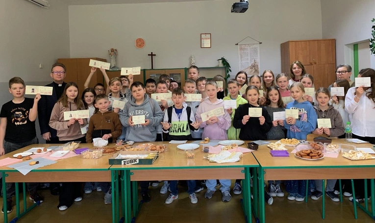 Dzieci cieszą się z zaliczonej sesji zimowej.