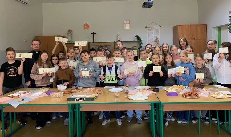 Dzieci cieszą się z zaliczonej sesji zimowej.