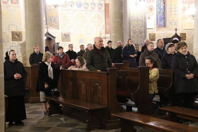 Płock. Droga Krzyżowa w intencji skrzywdzonych