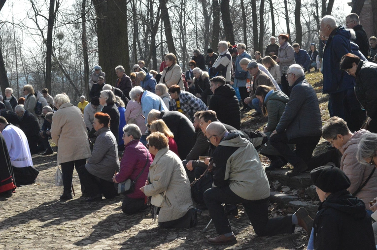 Rekolekcje Żywego Różańca - Droga Krzyżowa na wzgórzu kalwaryjskim