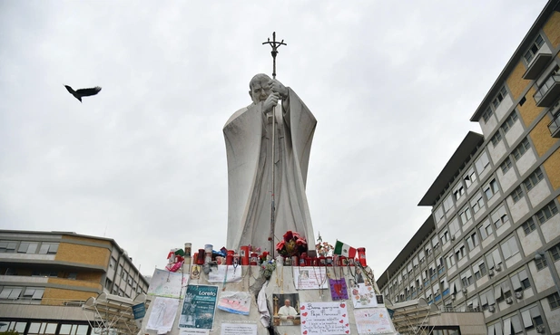 Papież wznowił przepisane mu terapie
