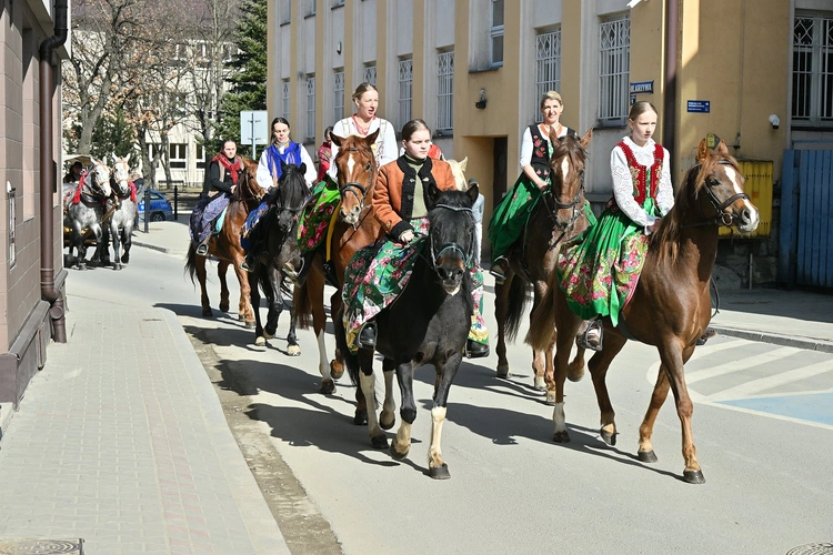 Panie na koniach 