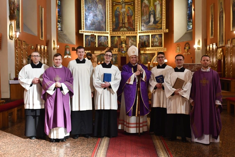 Posługi w drodze do święceń kapłańskich