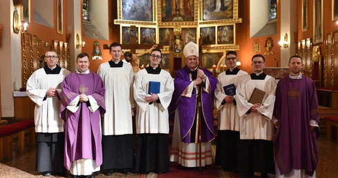 Posługi w drodze do święceń kapłańskich