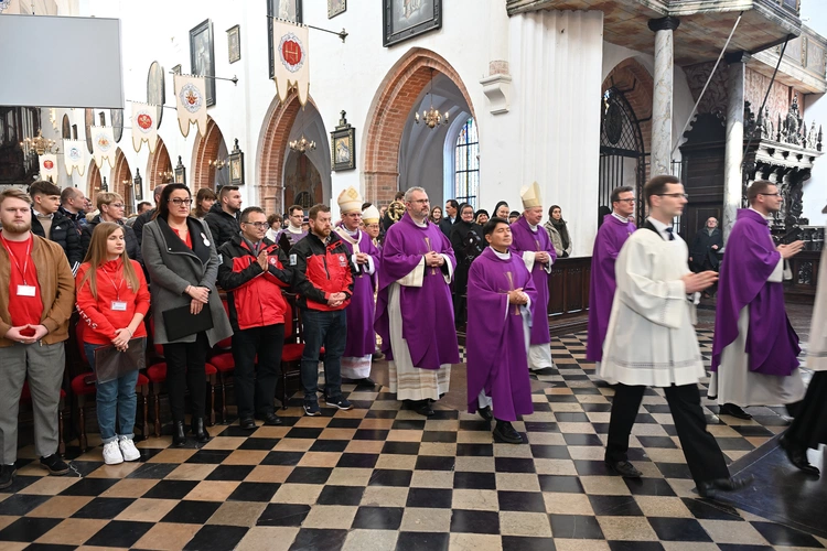 Liturgia wolontariuszy z kard. Taglem