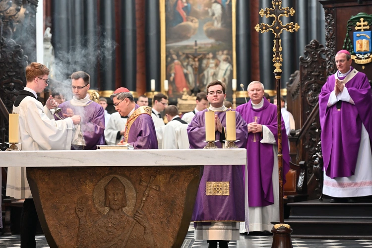 Liturgia wolontariuszy z kard. Taglem