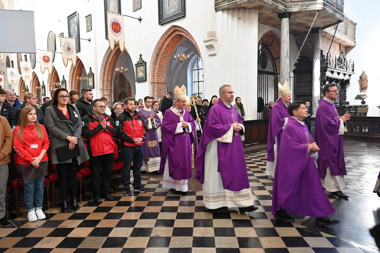 Liturgia wolontariuszy z kard. Taglem