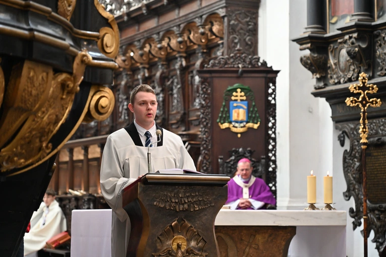 Liturgia wolontariuszy z kard. Taglem