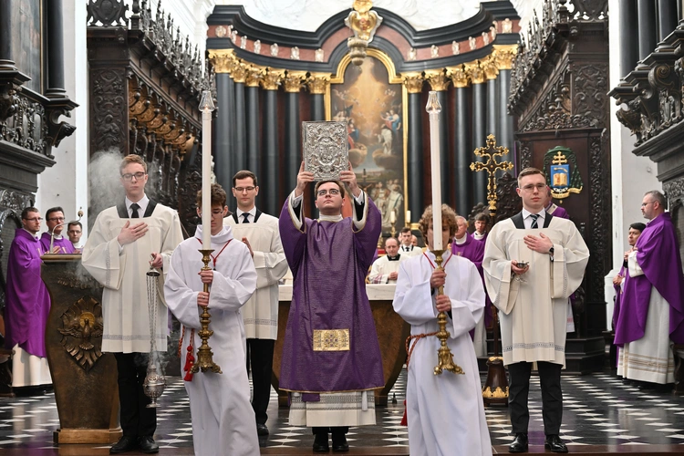 Liturgia wolontariuszy z kard. Taglem