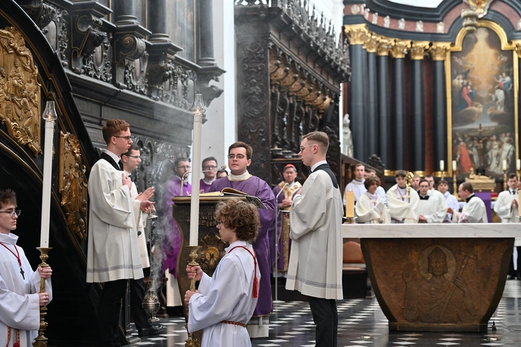 Liturgia wolontariuszy z kard. Taglem