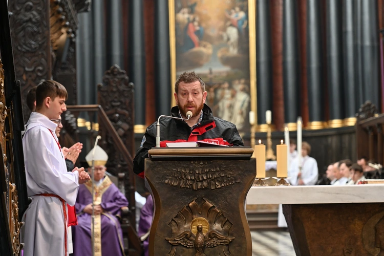 Liturgia wolontariuszy z kard. Taglem
