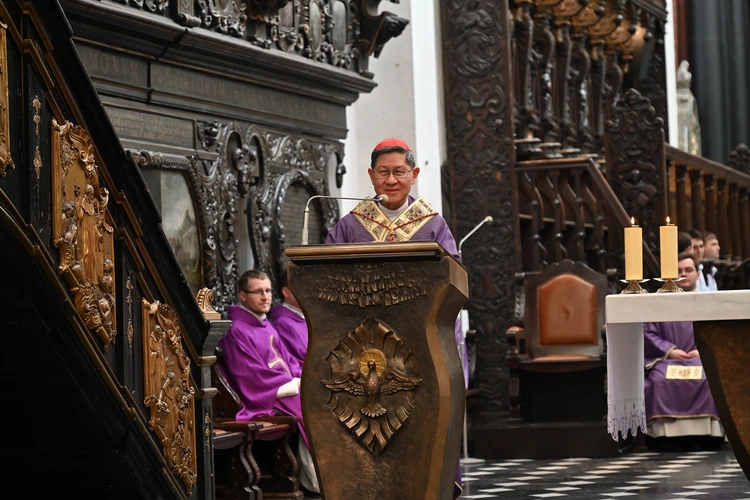 Liturgia wolontariuszy z kard. Taglem