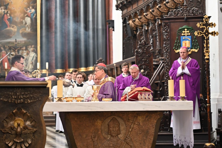 Liturgia wolontariuszy z kard. Taglem