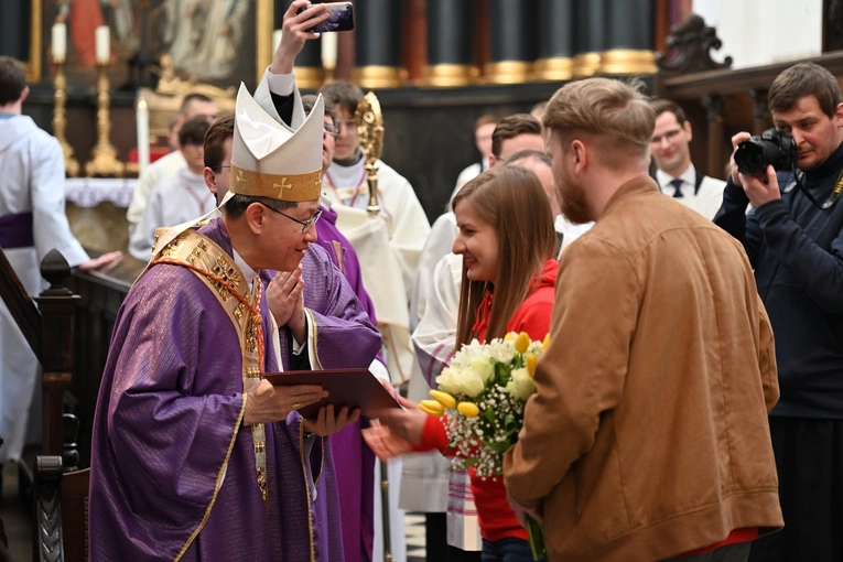 Liturgia wolontariuszy z kard. Taglem