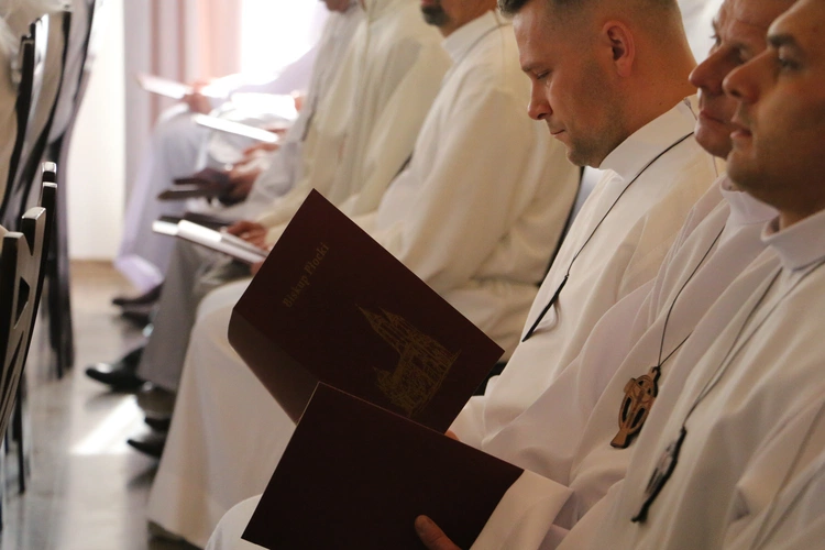 Popowo-Letnisko. Rekolekcje dla nadzwyczajnych szafarzy Komunii św.