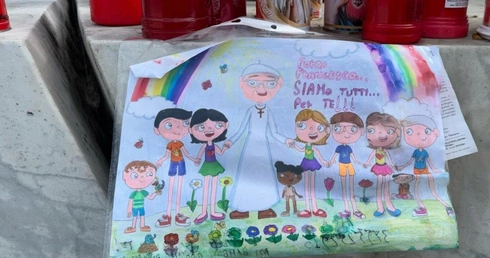 Najnowszy komunikat: Papież spędził spokojną noc, odpoczywa