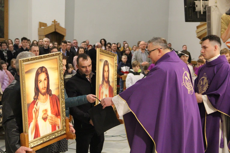 Moszczenica. Rozpoczęcie peregrynacji obrazów Serca Jezusowego