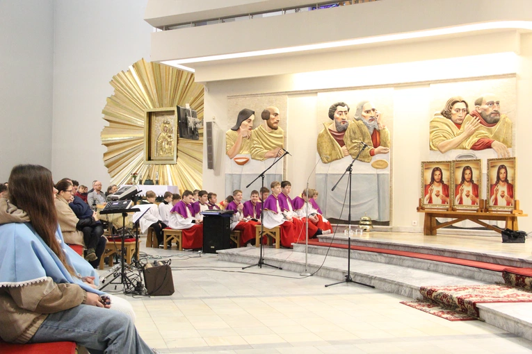 Moszczenica. Rozpoczęcie peregrynacji obrazów Serca Jezusowego