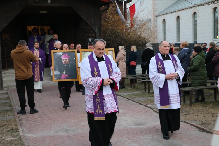 Modlin Twierdza. Ziemia z obozu w Działdowie w parafii pw. św. Barbary