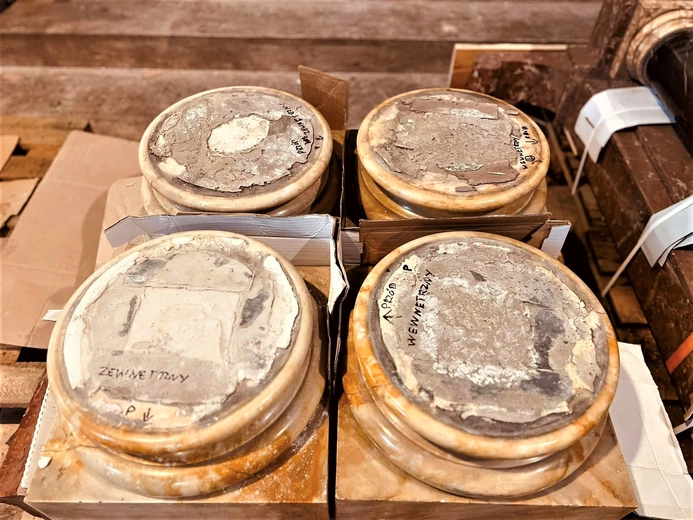 Zabytkowy ołtarz z Ratyzbony stanie u ojców Bernardynów