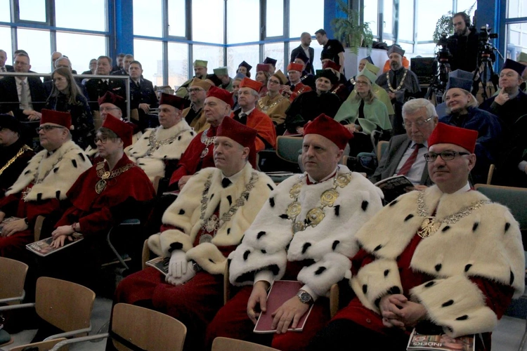Święto Uniwersytetu Opolskiego. Abp Alfons Nossol uczczony tytułem Honorowego Senatora UO