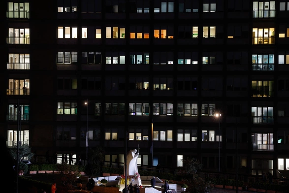 Spokojna kolejna noc Papieża w Klinice Gemelli
