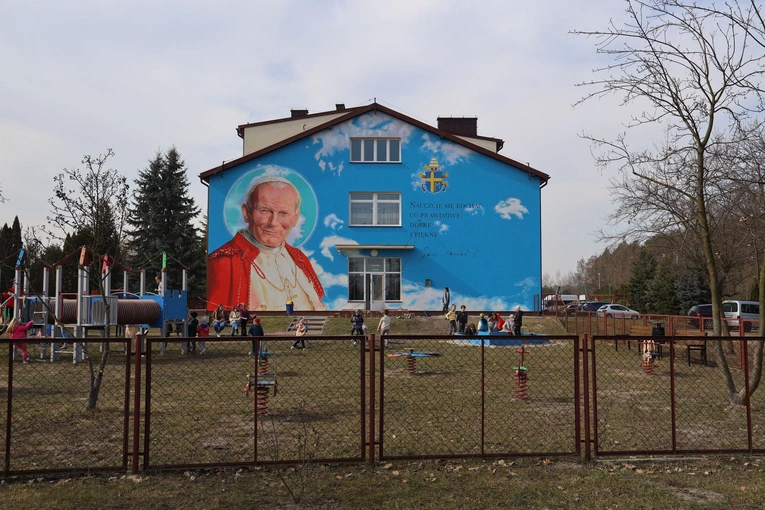 Mural ku czci św. Jana Pawła II w Ruszczy