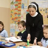 Nowacka ws. lekcji religii: namawiam Episkopat do współpracy