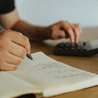 Kiedy warto prowadzić samodzielną księgowość w firmie, a kiedy warto skorzystać z pomocy biura rachunkowego?