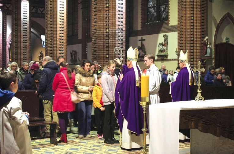 Znakiem pokuty i nawrócenia jest obrzęd posypania głów popiołem. 