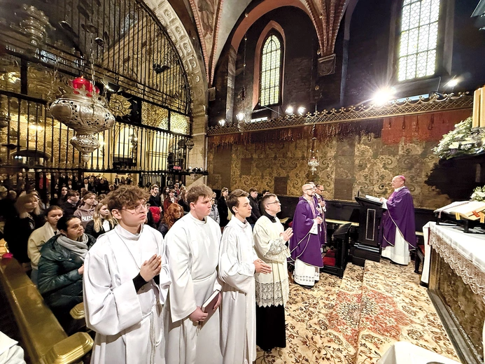 Modlitwa w kaplicy Matki Bożej Jasnogórskiej.