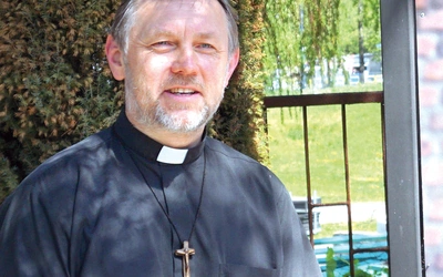 Mirosław Piątkowski SVD Urodził się w Zabrzu w 1961 r., święcenia kapłańskie przyjął w 1989 r. Należy do misyjnego Zgromadzenia Słowa Bożego (werbistów). Przez pięć lat pracował w Argentynie (w parafii w Andach i w formacji seminarzystów). Od powrotu do Polski zaangażowany jest w różne dzieła werbistów. Obronił doktorat w zakresie nauki społecznej Kościoła na UKSW w Warszawie. Uczestniczył w kursie odnowy duchowej w Rzymie i pół roku przebywał we Wspólnocie Chemin Neuf w Berlinie. Od 2015 roku mieszka w By…
