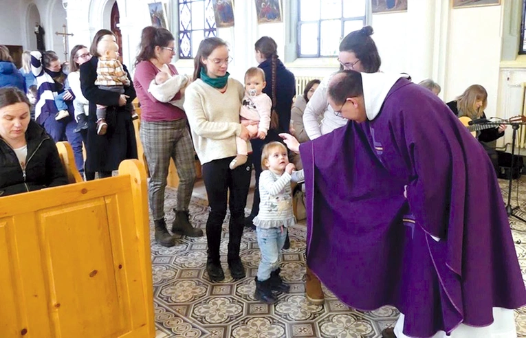 Błogosławieństwo matek i dzieci jest stałym punktem spotkania.