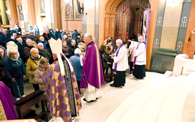 Posypywanie głów popiołem w katedrze św. Mikołaja.