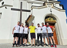 Mateusz przyznaje, że w grupie ma prawdziwych przyjaciół, na których zawsze może liczyć.