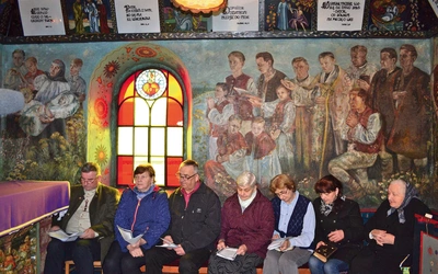 Górale z Istebnej do dziś licznie spotykają się na nabożeństwach wielkopostnych.