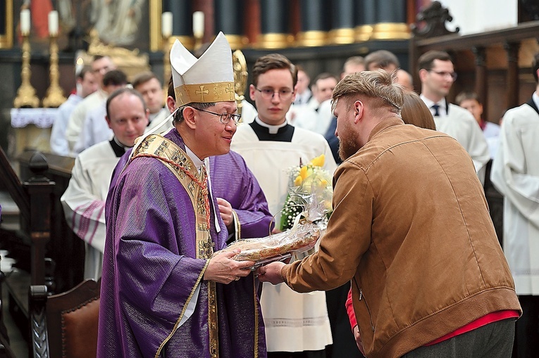 Wolontariusze Caritas AG przekazali kardynałowi upominek wykonany przez podopiecznych.