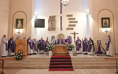 W intencji zmarłego Mszę św. odprawiali liczni kapłani, którym przewodniczył bp Piotr Przyborek.