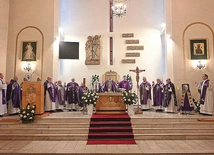 W intencji zmarłego Mszę św. odprawiali liczni kapłani, którym przewodniczył bp Piotr Przyborek.