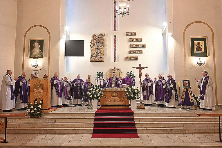 W intencji zmarłego Mszę św. odprawiali liczni kapłani, którym przewodniczył bp Piotr Przyborek.
