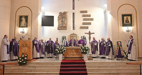 W intencji zmarłego Mszę św. odprawiali liczni kapłani, którym przewodniczył bp Piotr Przyborek.