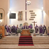 W intencji zmarłego Mszę św. odprawiali liczni kapłani, którym przewodniczył bp Piotr Przyborek.