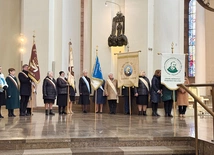 Wspólnoty biorące udział w spotkaniu w katedrze reprezentowały liczne poczty sztandarowe.
